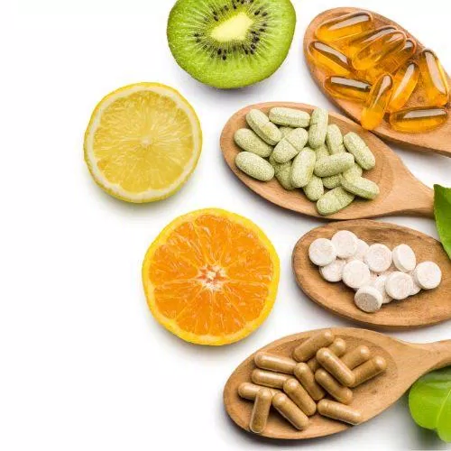 Mặc dù uống vitamin là có lợi, nhưng dùng quá mức có thể dẫn đến tác dụng phụ. Nguồn: Internet Mặc dù uống vitamin là có lợi, nhưng dùng quá mức có thể dẫn đến tác dụng phụ. Nguồn: Internet