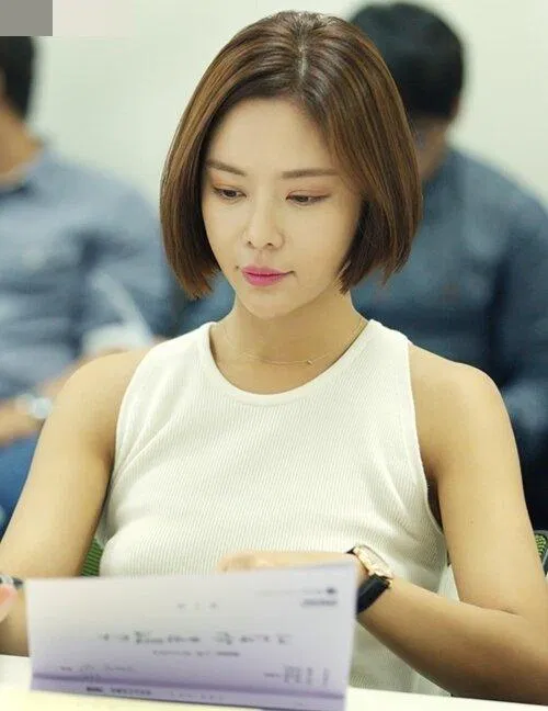 Tóc ép thẳng ngắn hơn thể hiện sự trẻ trung, cuốn hút (Nguồn: Internet)