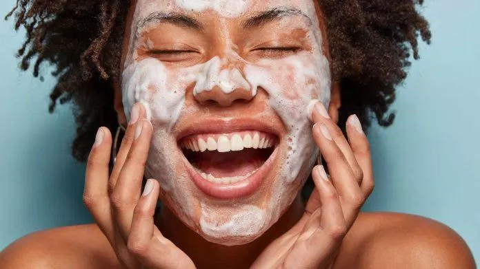 Làm sạch da kĩ càng luôn là khởi đầu cho chu trình skincare hoàn hảo. (Nguồn: Internet).