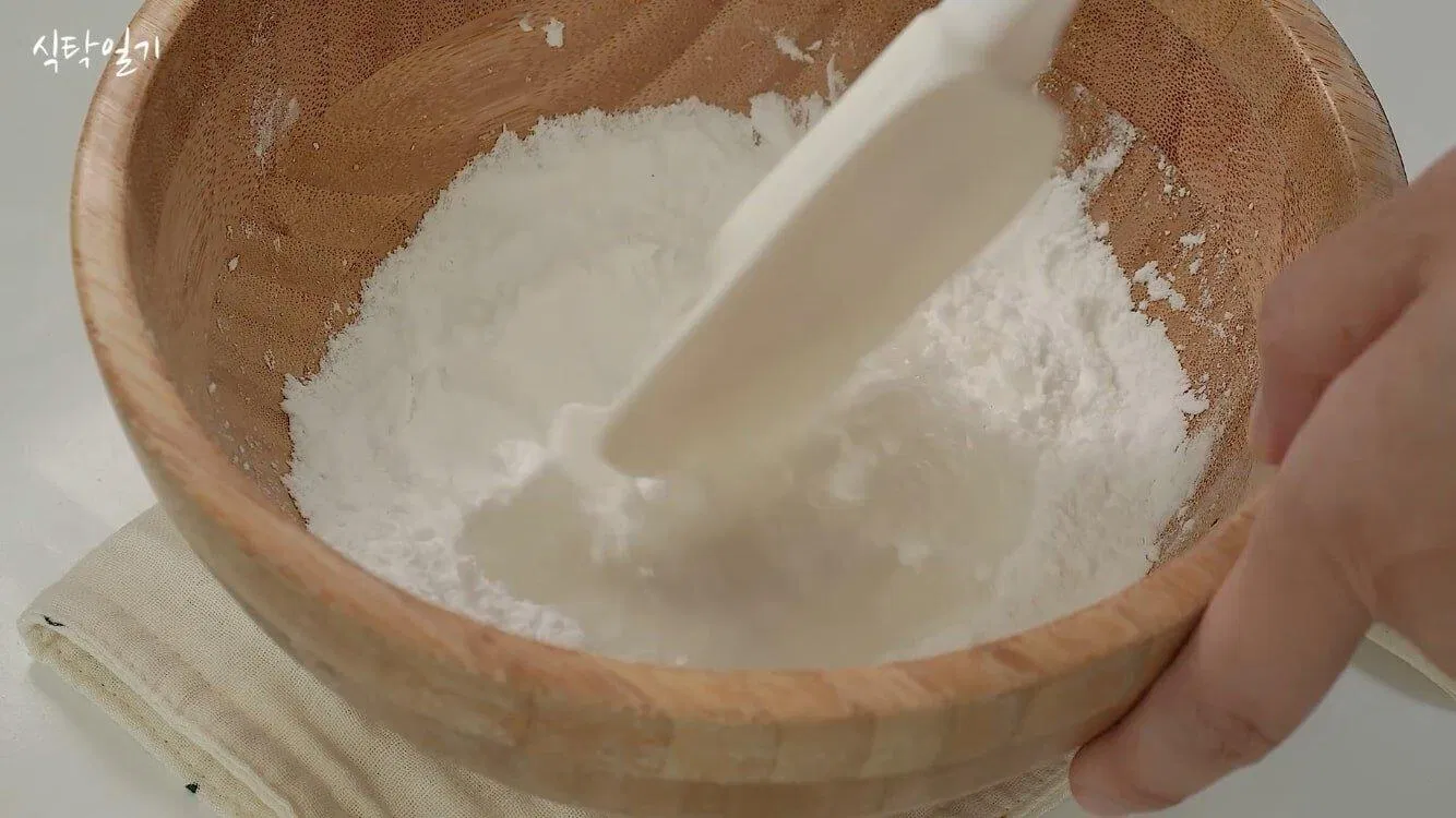 Làm vỏ há cảo (Nguồn Internet) Làm vỏ há cảo (Nguồn Internet)