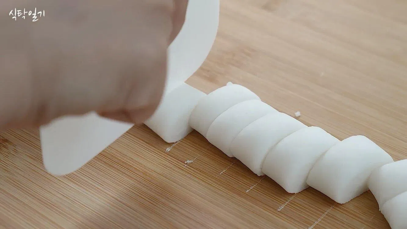 Làm vỏ há cảo (Nguồn Internet)