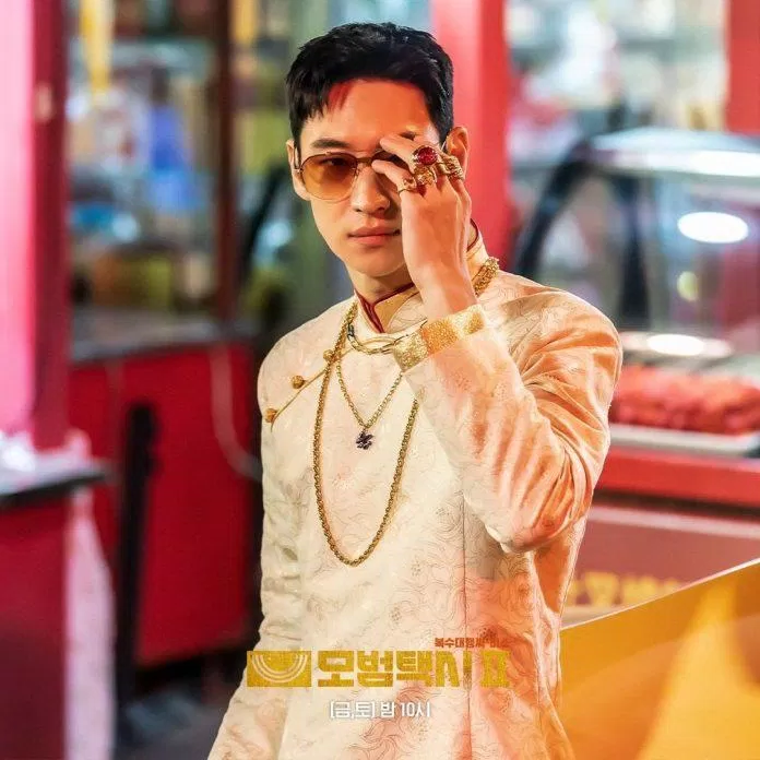 Lee Je-hoon cực điển trai trong tà áo dài Việt Nam (Ảnh: SBS)