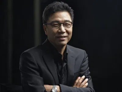Lee Soo Man dọa kiện chính công ty mà mình thành lập. (Ảnh: Internet) Lee Soo Man dọa kiện chính công ty mà mình thành lập. (Ảnh: Internet)