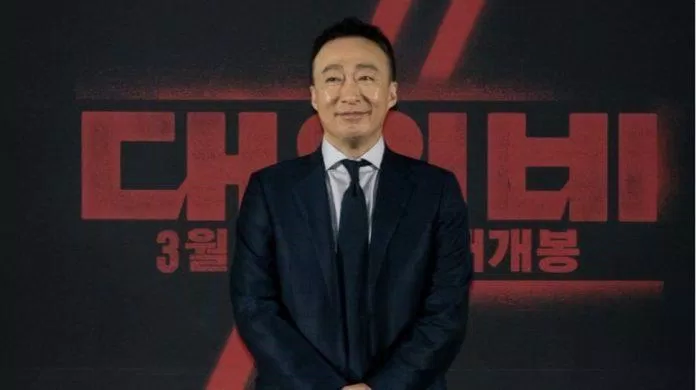 Lee Sung Min mới đây đã làm khách mời trên "Park Myung Soo's Radio Show" của đài KBS CoolFM, tại đây nam diễn viên đã có những chia sẻ về bộ phim sắp r rặp cũng như về người đàn em thân thiết Song Joong Ki Ông nội Lee Sung Min: “Đám cưới của Song Joong Ki sao? Tôi rất muốn tham dự nếu cậu ấy mời tôi…mặc dù ban đầu tôi thực sự có thành kiến với anh ấy” Cậu Út Nhà Tài Phiệt Đám cưới Lee Sung Min Reborn Rich Song Joong Ki The Devil s Deal