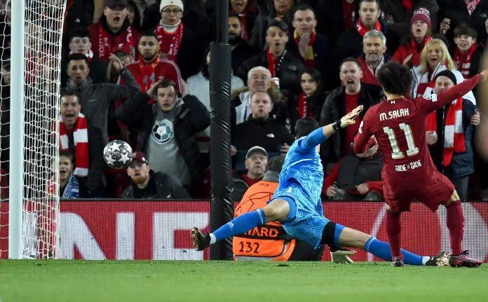 Thibaut Courtois mắc sai lầm nghiêm trọng khiến Real Madrid bị dẫn trước 2-0 khi hiệp 1 chưa trôi qua được một nửa (Ảnh: Internet) Thibaut Courtois mắc sai lầm nghiêm trọng khiến Real Madrid bị dẫn trước 2-0 khi hiệp 1 chưa trôi qua được một nửa (Ảnh: Internet)