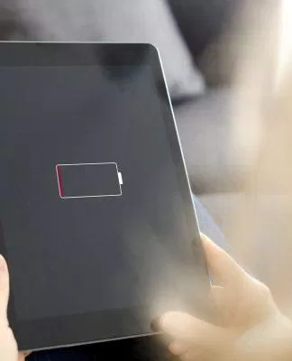 Không nên dùng máy khi pin quá thấp (Ảnh: Internet)