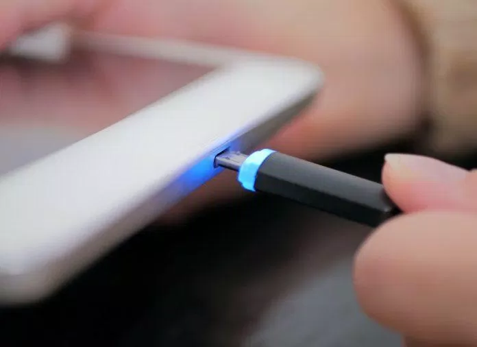 Cắm sạc đúng cách để không làm hư máy (Ảnh: Internet) Cắm sạc đúng cách để không làm hư máy (Ảnh: Internet)