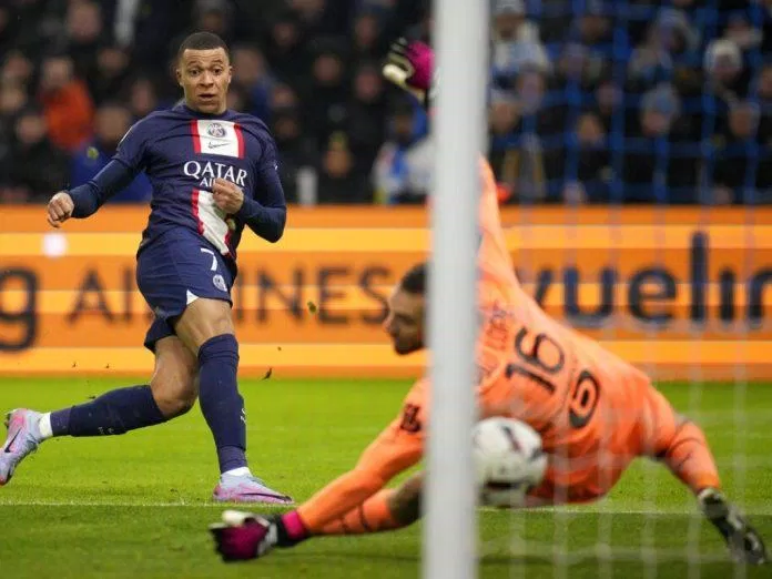 Mbappe đánh dấu một ngày chói sáng bằng việc ấn định tỉ số 3-0 cho PSG trước Marseille (Ảnh: Internet)