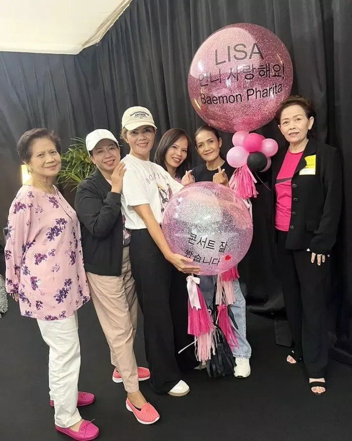 Trên bong bóng là dòng chữ: "Lisa unnie, em yêu chị. Baemon Pharita.” " và "Em sẽ tận hưởng concert." Trên bong bóng là dòng chữ: "Lisa unnie, em yêu chị. Baemon Pharita.” " và "Em sẽ tận hưởng concert."