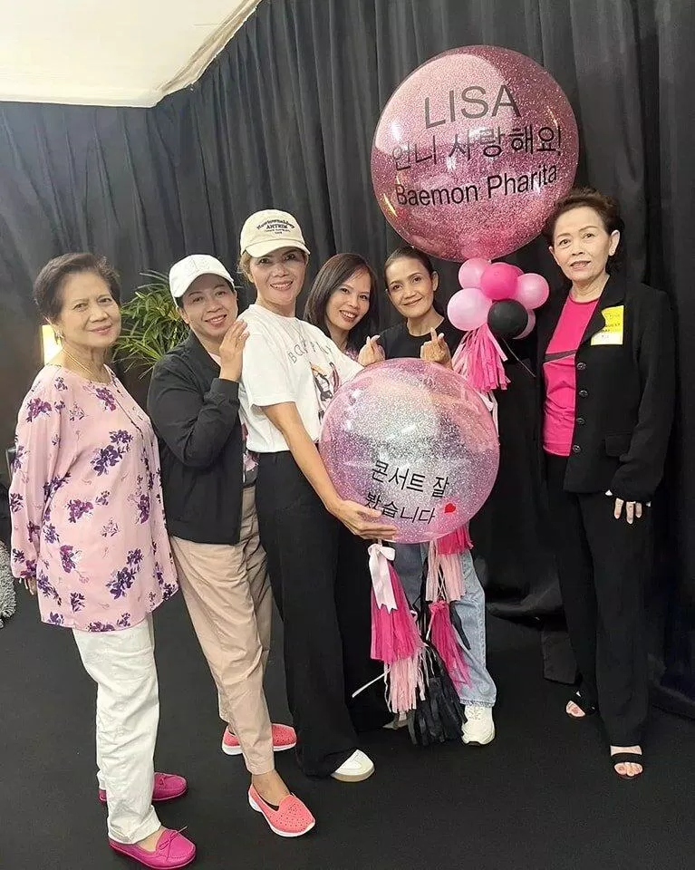 Trên bong bóng là dòng chữ: "Lisa unnie, em yêu chị. Baemon Pharita.” " và "Em sẽ tận hưởng concert." Trên bong bóng là dòng chữ: "Lisa unnie, em yêu chị. Baemon Pharita.” " và "Em sẽ tận hưởng concert."
