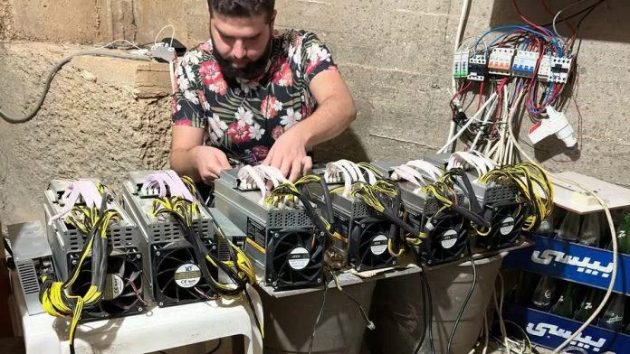 Đào Bitcoin cần dùng nhiều máy móc phức tạp (Ảnh: Internet) Đào Bitcoin cần dùng nhiều máy móc phức tạp (Ảnh: Internet)