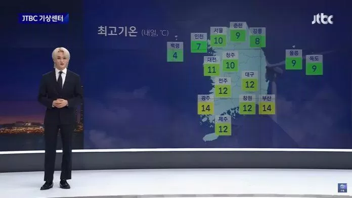 Mark dẫn dắt bản tin thời tiết một cách đầy tự tin và chuyên nghiệp trên "JTBC Newsroom" (Ảnh: JTBC)