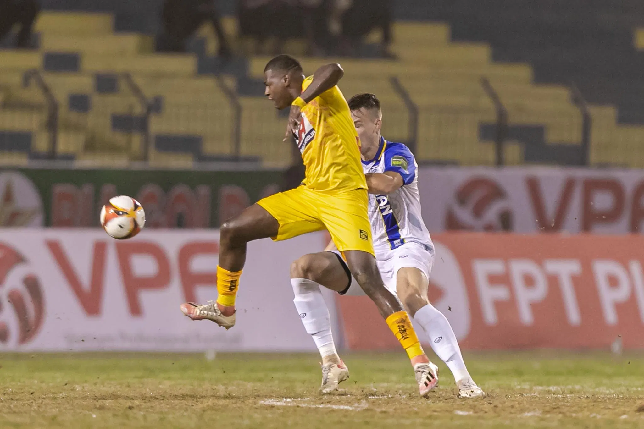 SLNA là đội có nhiều tình huống nguy hiểm hơn trong hiệp 1 (Ảnh: Internet) SLNA là đội có nhiều tình huống nguy hiểm hơn trong hiệp 1 (Ảnh: Internet)