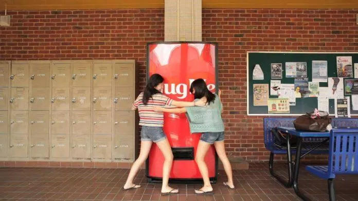 Chiến dịch Hug Machine của Coca-Cola (Ảnh: Internet)