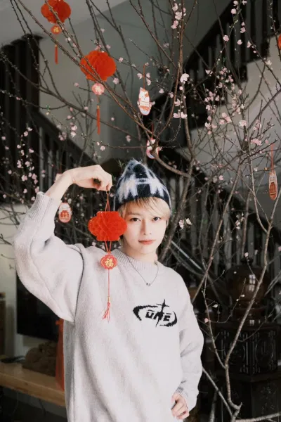 Chàng idol sinh năm 1998 ăn Tết tại Việt Nam (Ảnh: Internet)