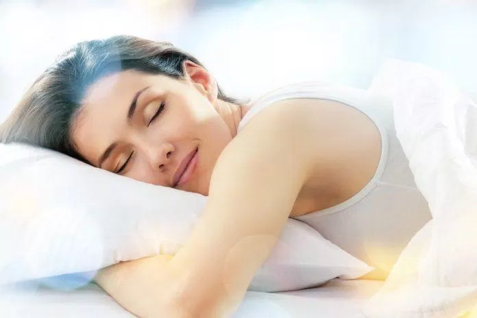 Giấc ngủ đóng vai trò quan trọng trong việc cải thiện bọng mắt của bạn (Ảnh: Internet)