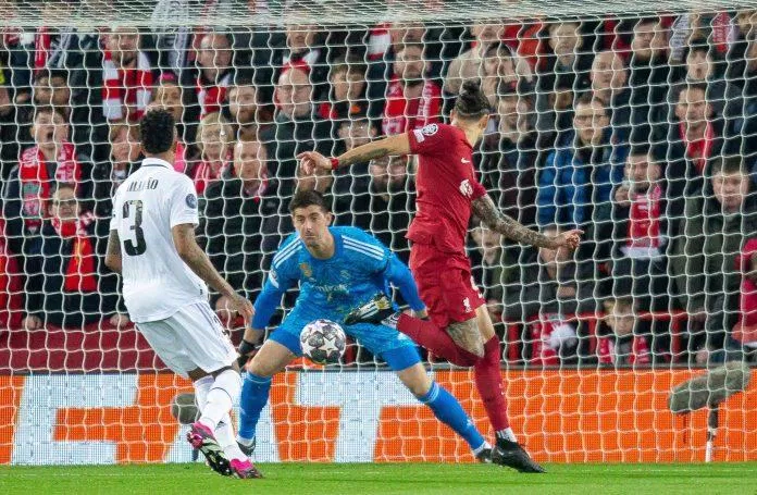 Nunez có pha đánh gót nhạy cảm mở tỉ số cho Liverpool trước Real Madrid (Ảnh: Internet)