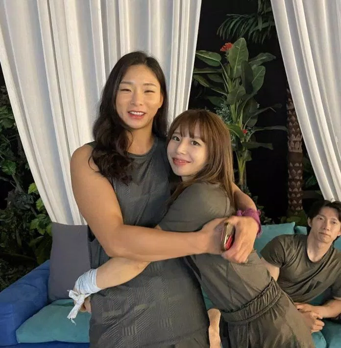 Jang Eun Sil (trái) và Kim Da Young (phải)