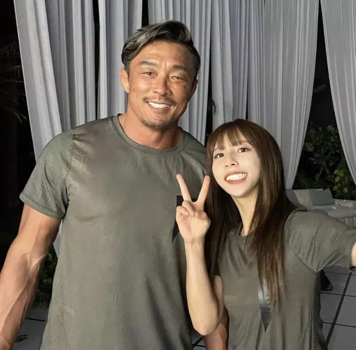 Choo Sung Hoon (trái) và Kim Da Young (phải)