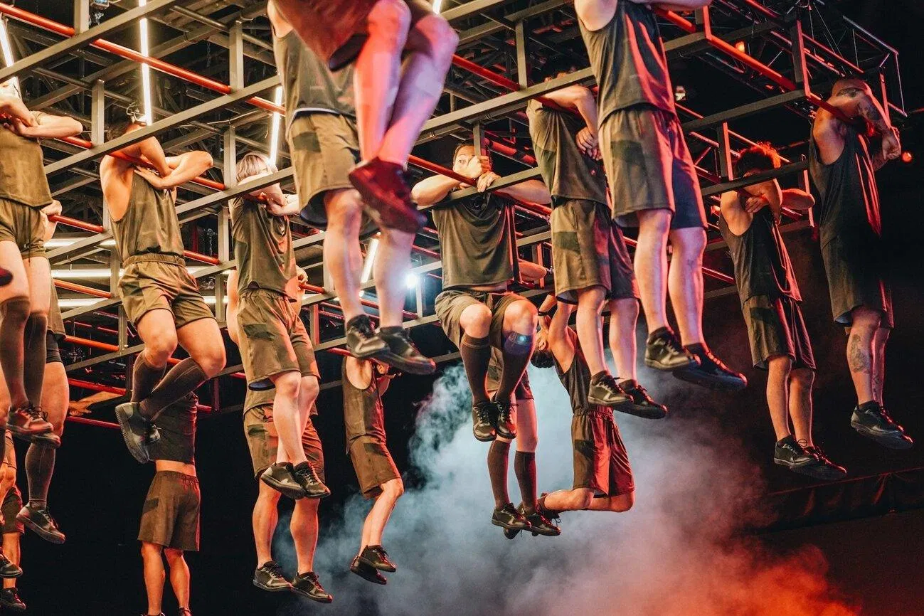 Thử thách treo người trên xà. (Ảnh: Internet) Thử thách treo người trên xà. (Ảnh: Internet)