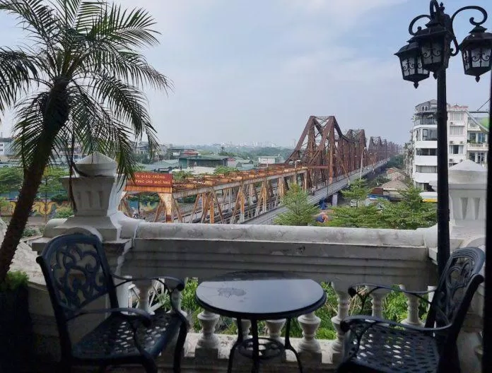 Góc ban công quán cực đẹp nhìn ra cầu Long Biên. (Ảnh: Internet)