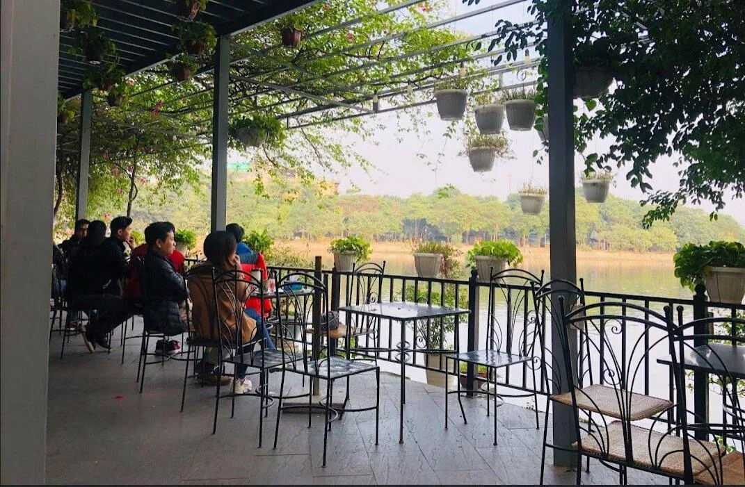 Không gian sân vườn của quán. (Ảnh: Internet)
