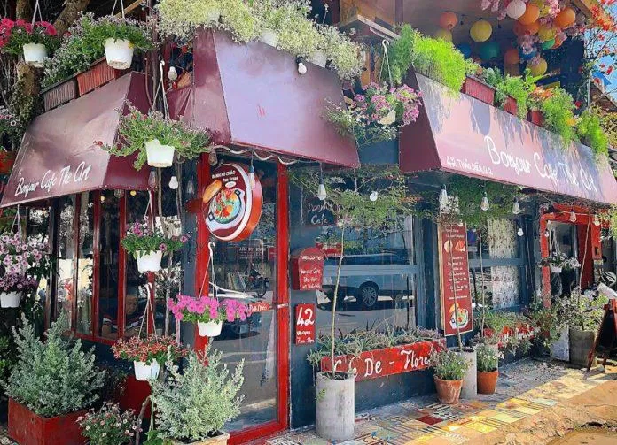 Không gian bên ngoài của quán. (Ảnh: Internet)