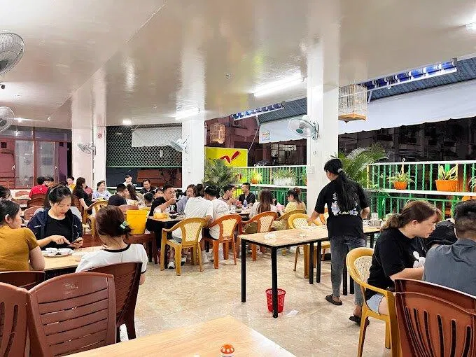 Không gian rộng rãi của quán - ảnh: internet