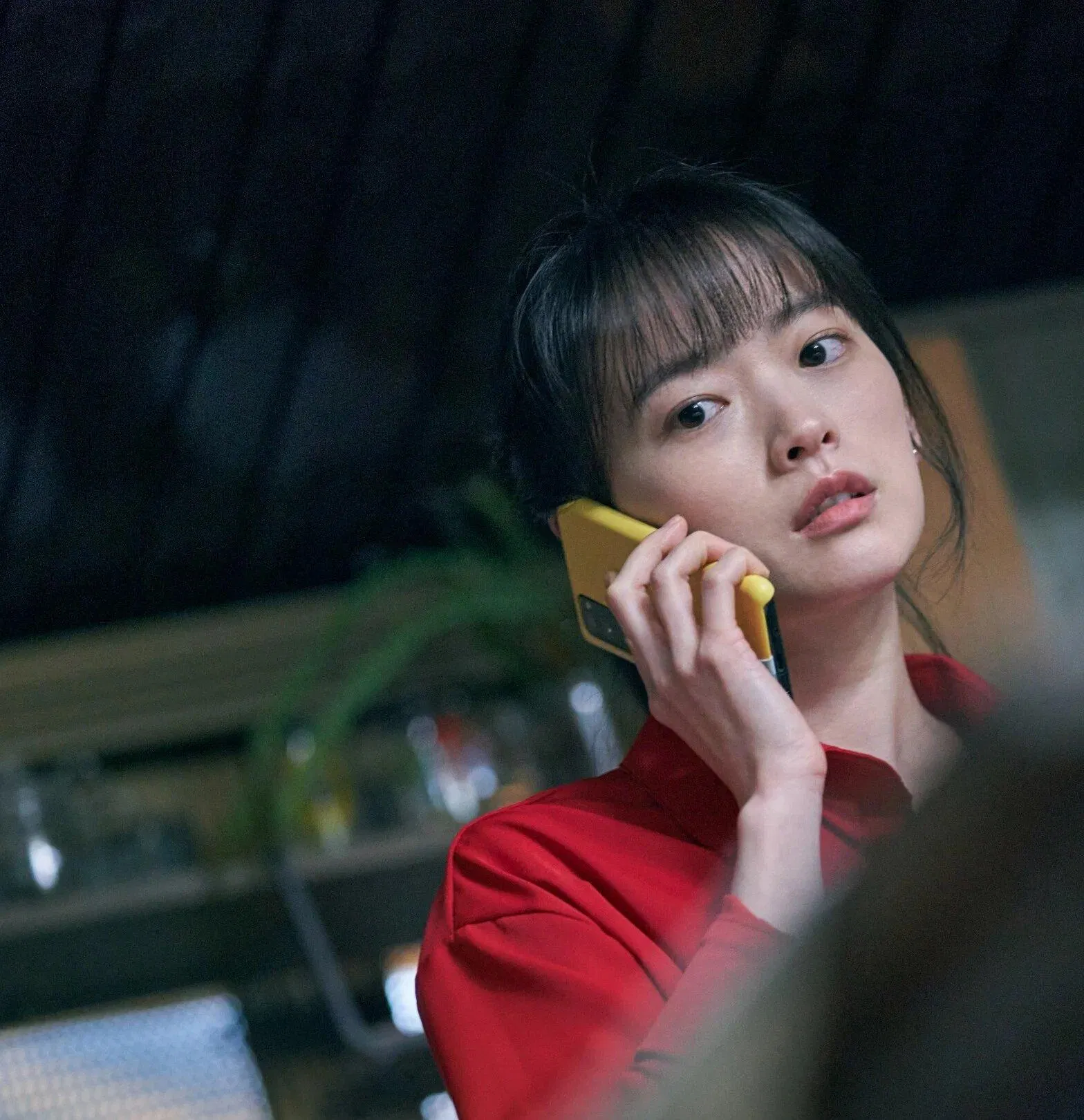 Na Mi bị mất điện thoại và sau đó là mất luôn cuộc sống riêng tư của mình. (Ảnh: Internet)