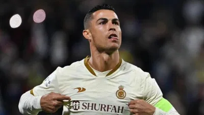 Ronaldo chạy lại khán đài nơi có các CĐV của Al-Nassr ăn mừng bàn thắng đầu tiên trong trận (Ảnh: Internet) Ronaldo chạy lại khán đài nơi có các CĐV của Al-Nassr ăn mừng bàn thắng đầu tiên trong trận (Ảnh: Internet)
