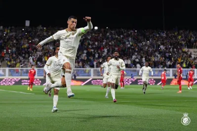 Khắp các khán đài hô to Siu khi Ronaldo thực hiện pha ăn mừng nhảy lên và xoay người quen thuộc (Ảnh: Internet) Khắp các khán đài hô to Siu khi Ronaldo thực hiện pha ăn mừng nhảy lên và xoay người quen thuộc (Ảnh: Internet)