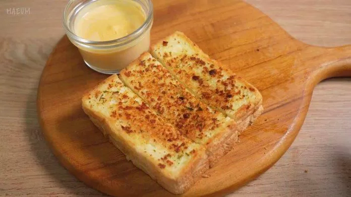 sandwich bơ tỏi phô mai (nguồn: Haeum Cooking)