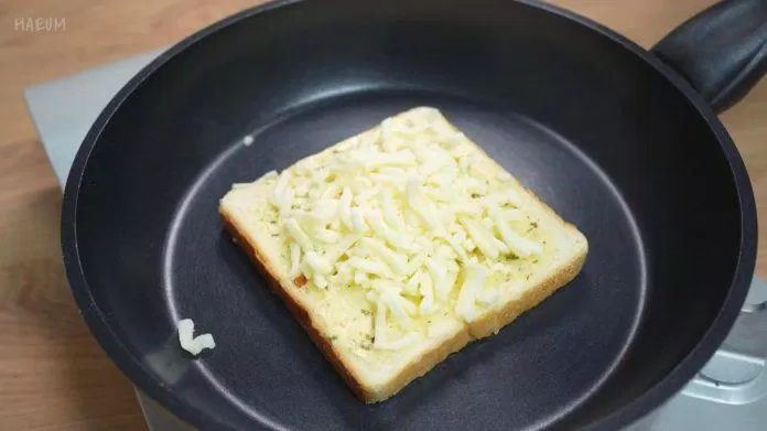 sandwich bơ tỏi phô mai (nguồn: Heum Cooking)