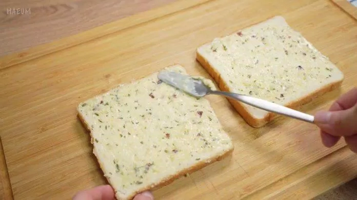 sandwich bơ tỏi (nguồn: Haeum Cooking)