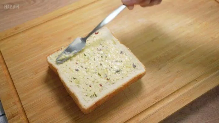 sandwich bơ tỏi (nguồn: Haeum Cooking)