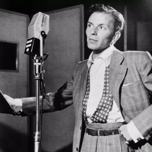Frank Sinatra với bài hát “Strangers in the Night Nguồn: Internet