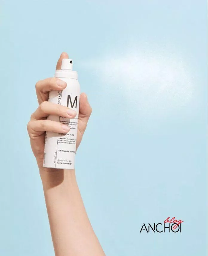 Serum phục hồi da Universkin M với tia xịt cực kì nhỏ, đều và mịn giúp làm dịu da trong 30 giây. (Nguồn: BlogAnChoi)