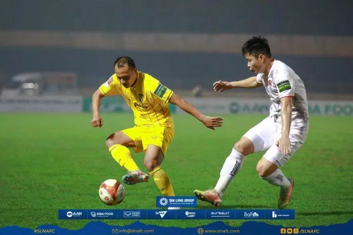 Phút 57, Trọng Hoàng đặt lòng đưa bóng đi chệch cột dọc khung thành Hải Phòng (Ảnh: Internet) Phút 57, Trọng Hoàng đặt lòng đưa bóng đi chệch cột dọc khung thành Hải Phòng (Ảnh: Internet)