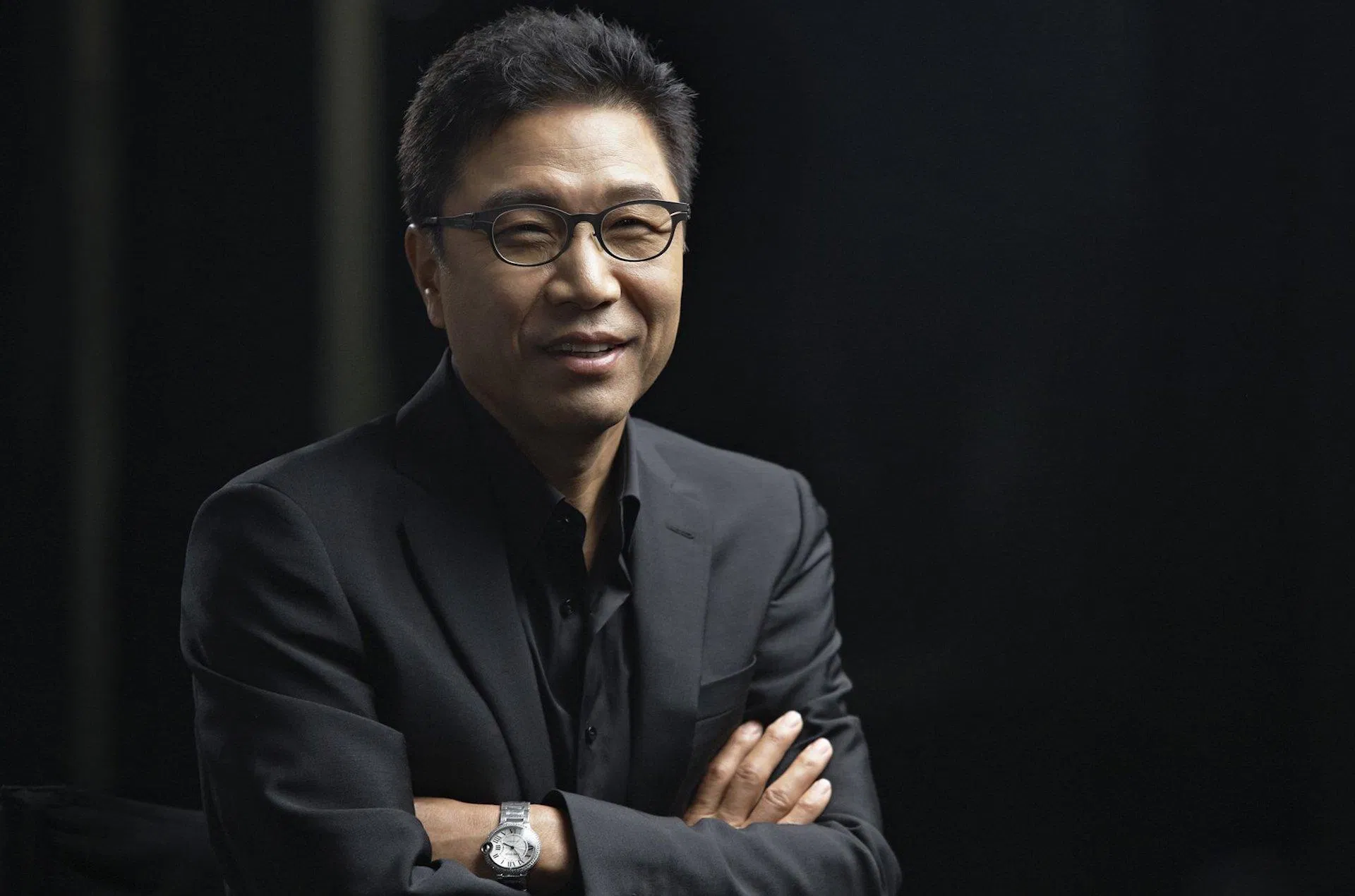 Chân dung người đàn ông khiến các SM stans "ăn không ngon ngủ không yên" bao ngày nay