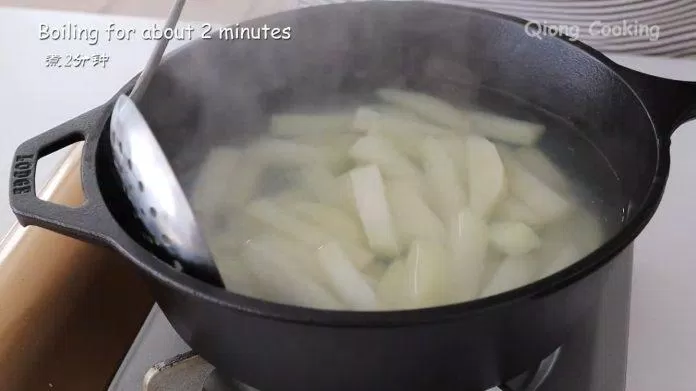 Luộc khoai tây (Nguồn: Qiong Cooking)