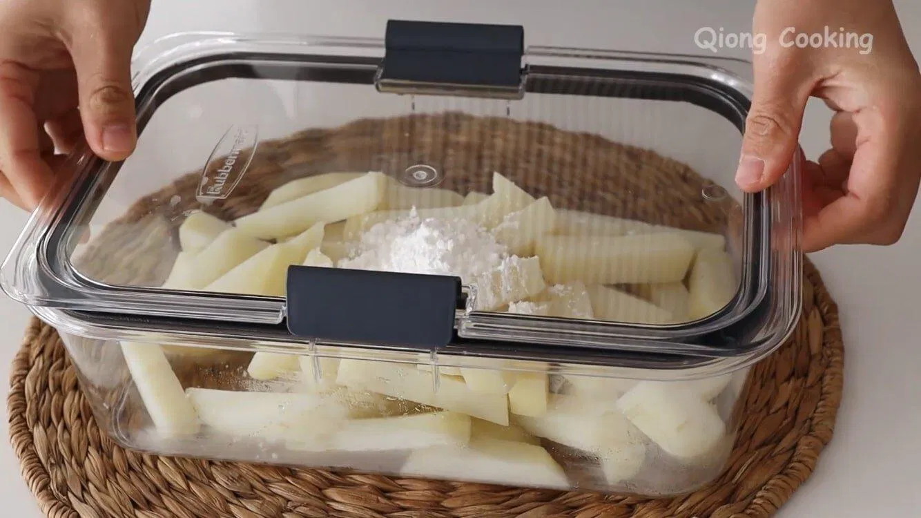 Đậy kín khoai tây vào trong hộp (Nguồn: Qiong Cooking) Đậy kín khoai tây vào trong hộp (Nguồn: Qiong Cooking)