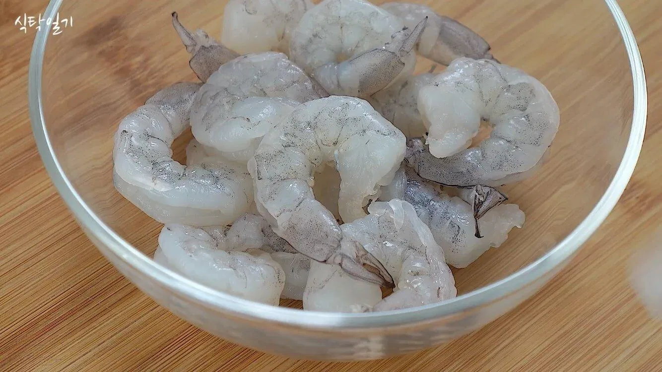 Sơ chế tôm nõn tươi (Nguồn Internet)