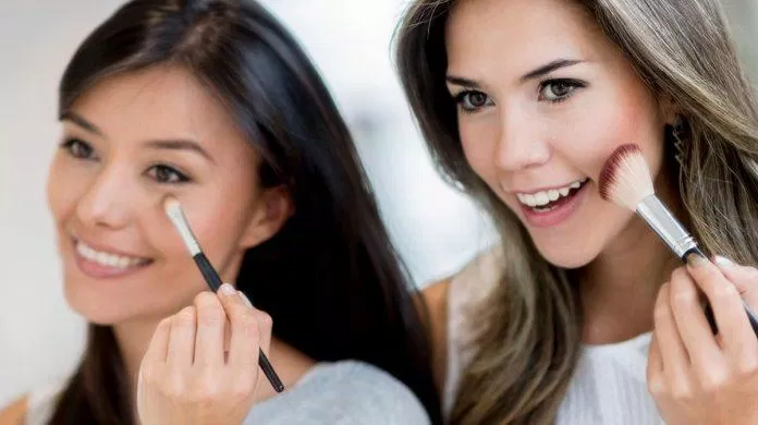 Sử dụng sản phẩm makeup chung với người khác rất dễ khiến bạn bị nổi mụn (Ảnh: Internet)