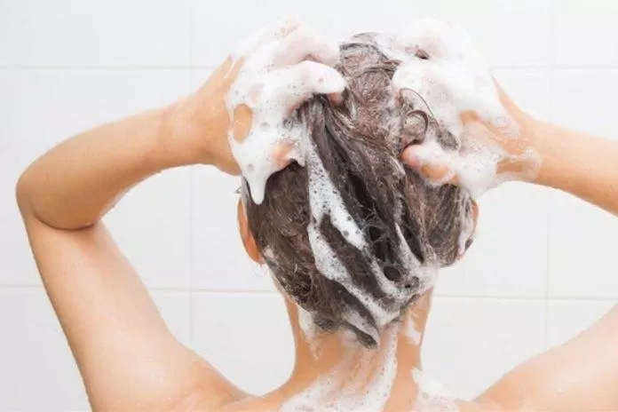 Sulfate được xem là một chất tẩy rửa khá phổ biến trong các sản phẩm dầu gội đầu (Ảnh: Internet) Sulfate được xem là một chất tẩy rửa khá phổ biến trong các sản phẩm dầu gội đầu (Ảnh: Internet)
