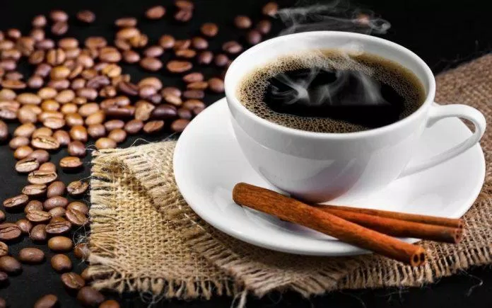 Cà phê chứa chất caffeine có thể ảnh hưởng đến huyết áp (Ảnh: Internet)