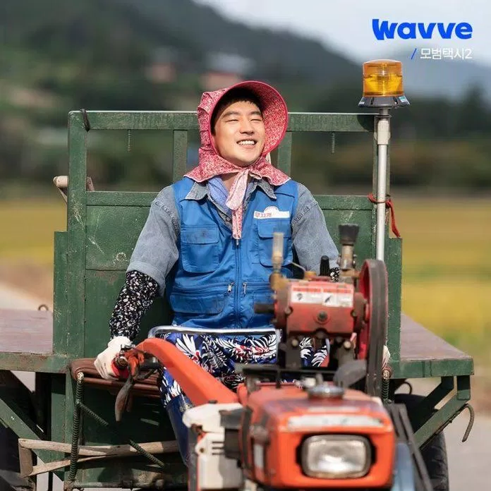 Không còn là vẻ đẹp cool ngầu, giờ đây nam chính đã hóa thành một anh nông dân vô cùng hiền lành, ngơ ngác( nguồn: internet)