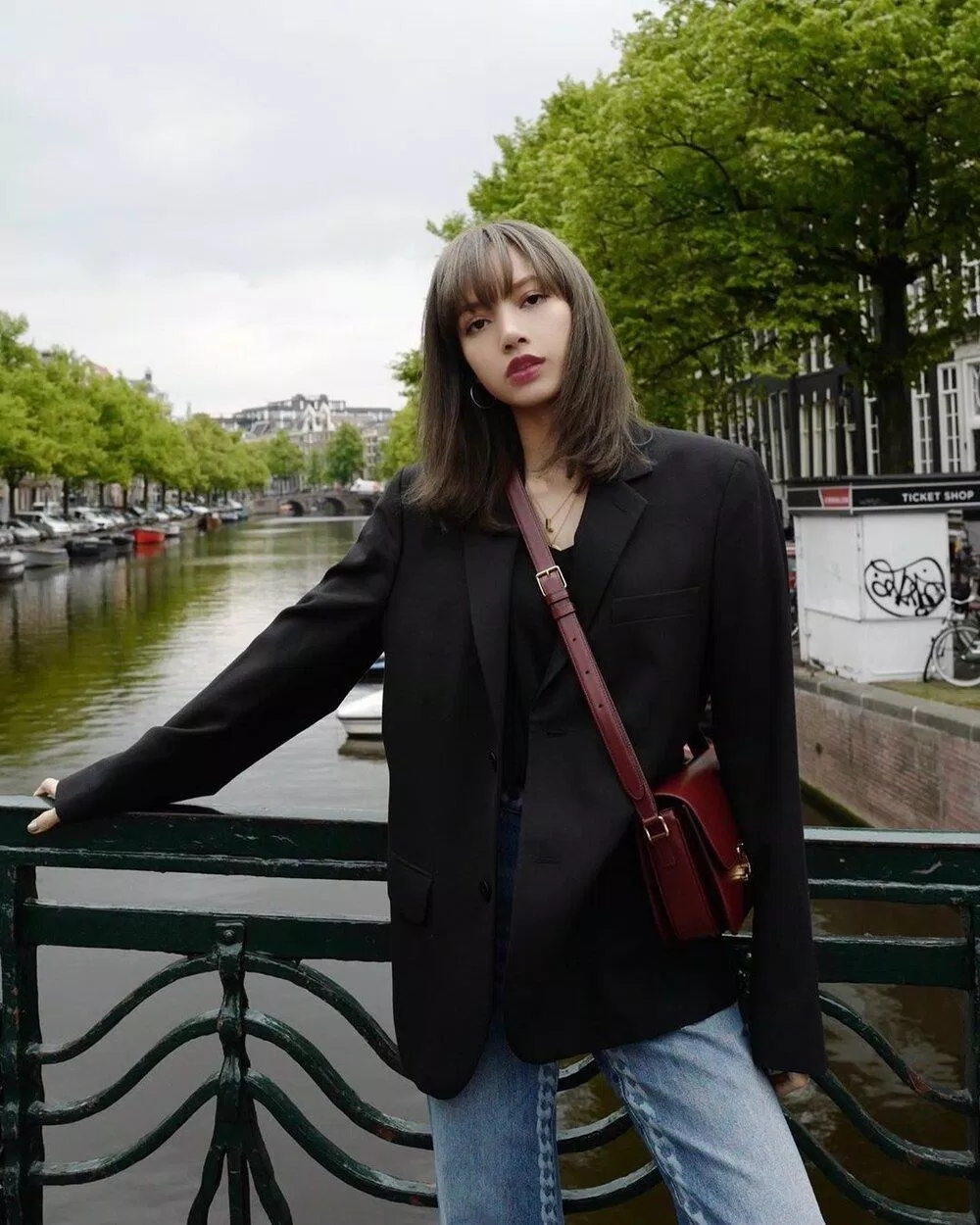 Lisa thanh lịch mà vẫn trẻ trung khi khoác áo blazer (Nguồn: Internet)