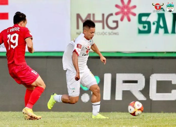 HLV Kiatisak: "Tôi phải xây dựng một thế hệ cầu thủ trẻ mới cho CLB HAGL, theo ý tưởng của bầu Đức" (Ảnh: Internet) HLV Kiatisak: "Tôi phải xây dựng một thế hệ cầu thủ trẻ mới cho CLB HAGL, theo ý tưởng của bầu Đức" (Ảnh: Internet)