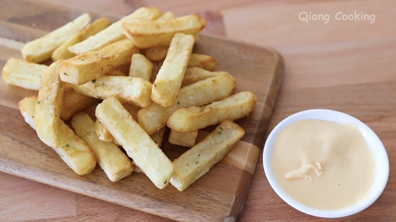 Khoai tây chiên sốt phô mai béo ngậy (Nguồn: Qiong Cooking)