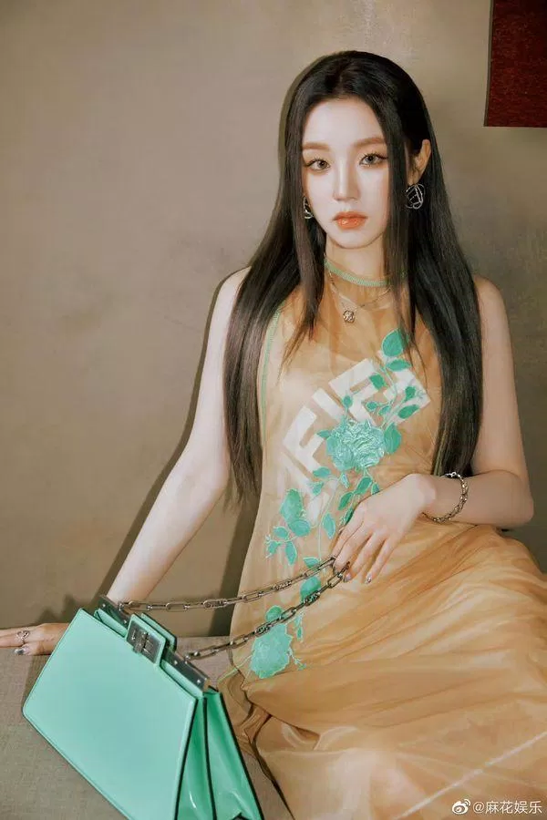 Sự lựa chọn trang phục đơn giản nhưng cũng đầy mởi mẻ của Tống Vũ Kỳ (Ảnh: Internet)